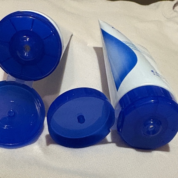 2 Renew Intensive Skin Therapy Moisturizing Lotion - Blue and White - Picture 4 of 4